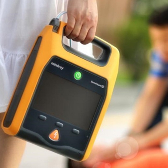 高效急救的關(guān)鍵：便攜式自動(dòng)體外除顫器（AED）在公共場(chǎng)所的應(yīng)用與普及