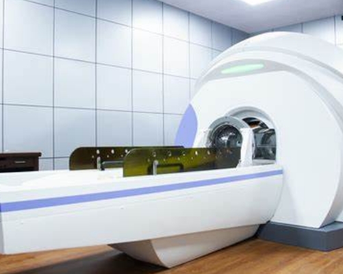 伽馬刀：精確放射外科手術(shù)設(shè)備，通過伽馬射線聚焦治療腦部病變