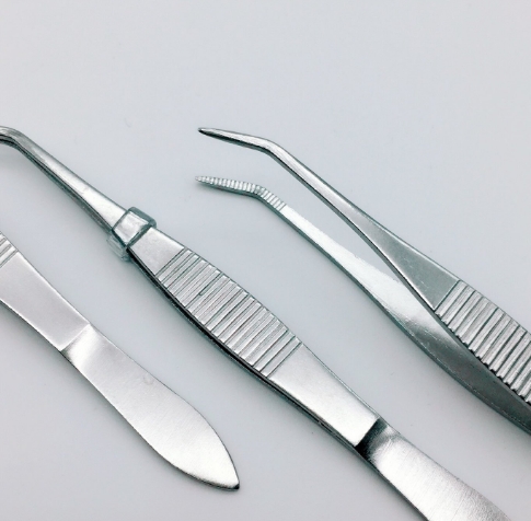 手術(shù)鑷子和手術(shù)鉗子：穩(wěn)固夾持，確保手術(shù)安全